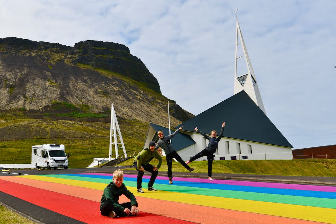 Der Regenbogen an der Olafsvikurkirkja