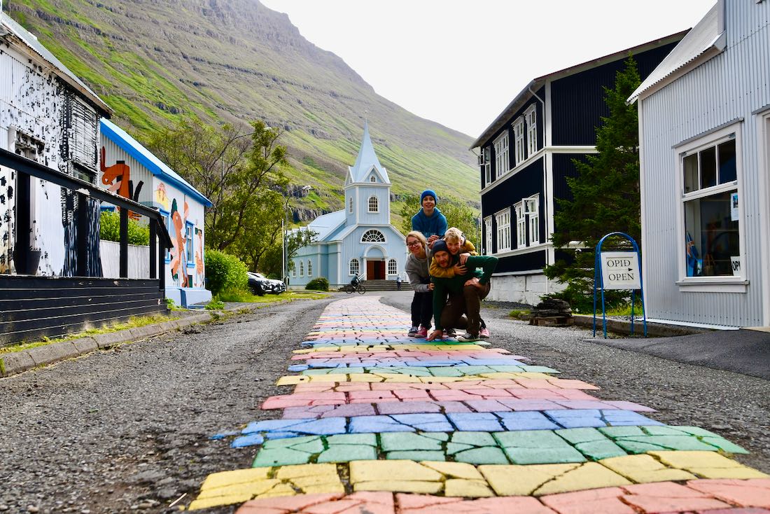 Der Regenbogen an der Seydisfjardarkirkja