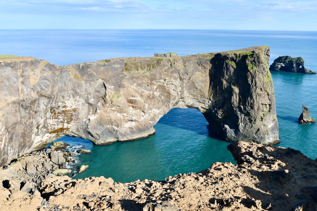 Die Klippen am Dyrholaey Leuchtturm