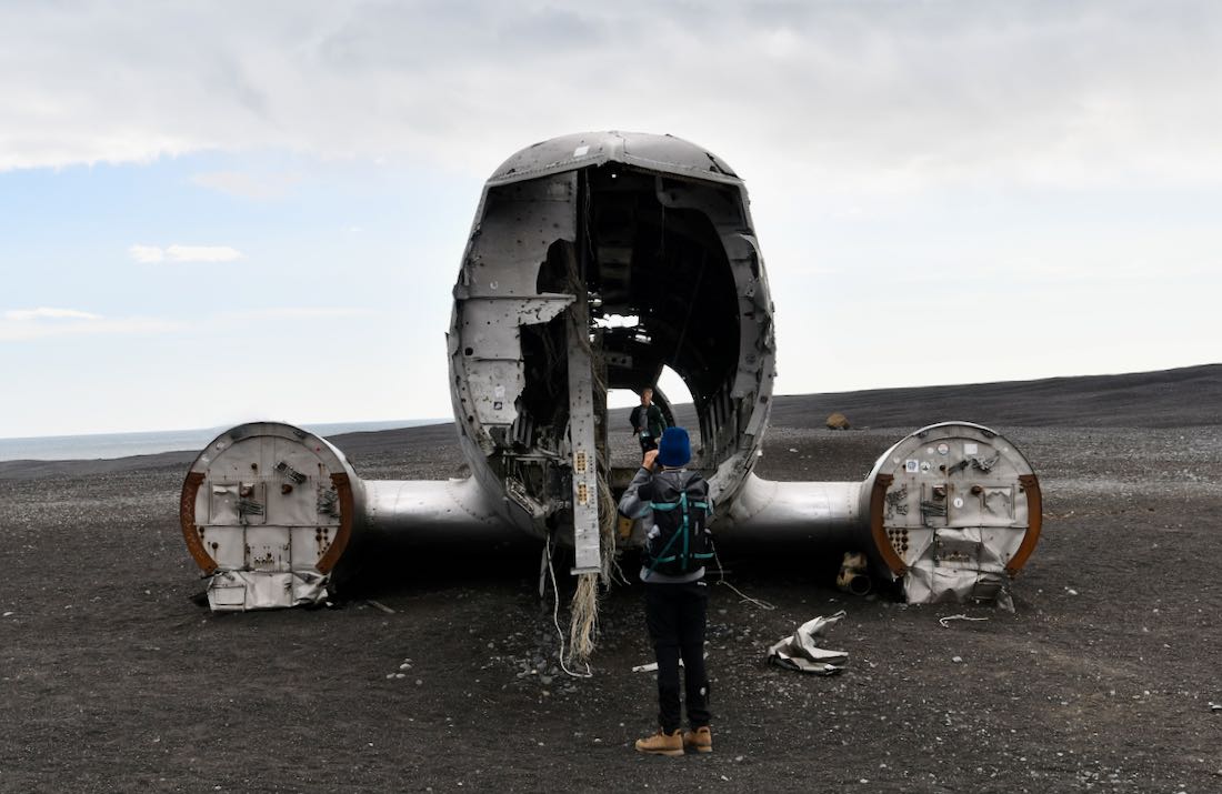 Flo fotografiert das Flugzeugwrack