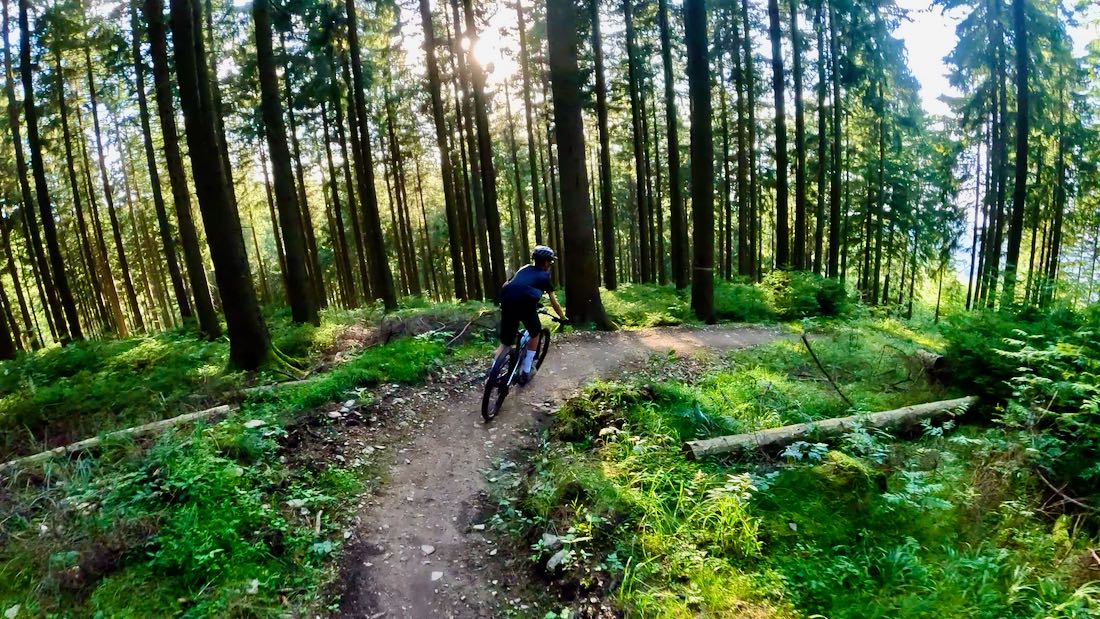 Flo ist auf dem Trail am Rabenberg unterwegs