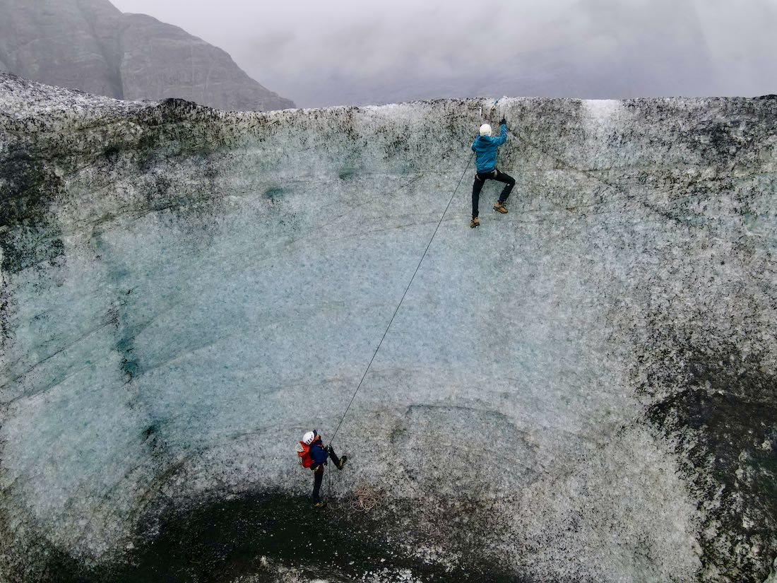 Flo klettert im Eis des Getschers