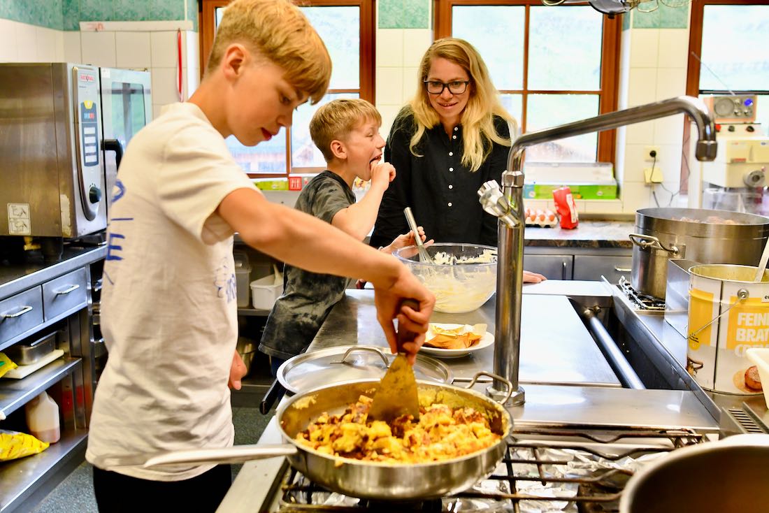 Flo rührt Kaiserschmarrn und Ben schleckt die Schüssel aus