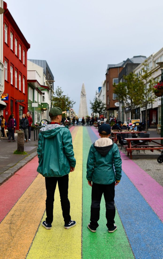 Flo und Ben auf der Regenbogenstraße in Reykjavik