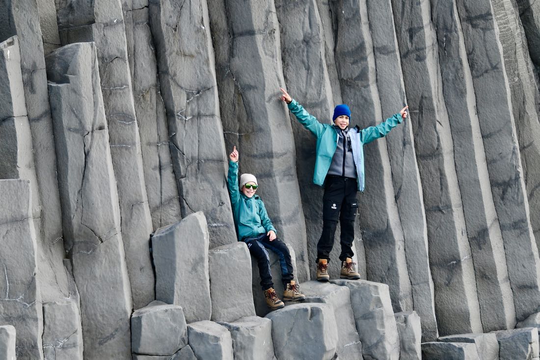 Flo und Ben in den Basaltfelsen