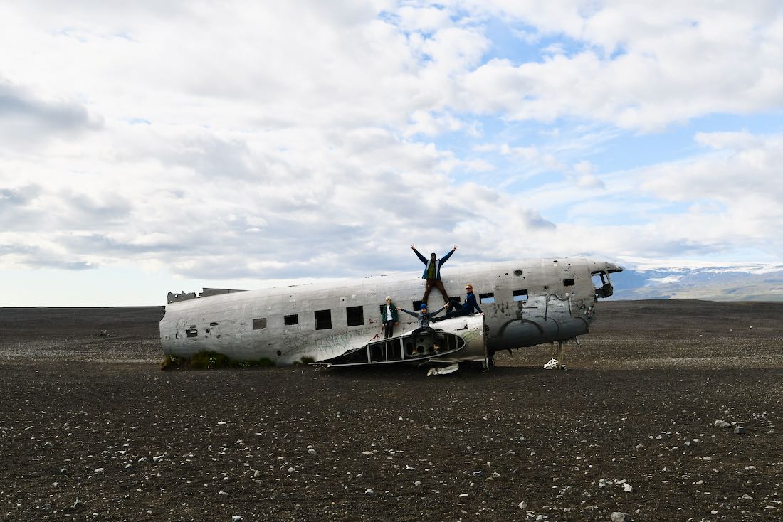 Fravely am Flugzeugwrack am Black Beach