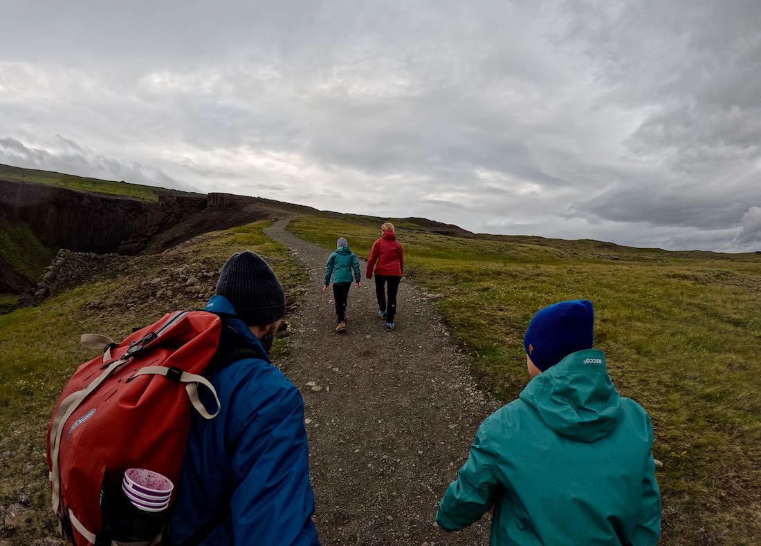 Fravely auf dem Weg hinauf zum Hengifoss