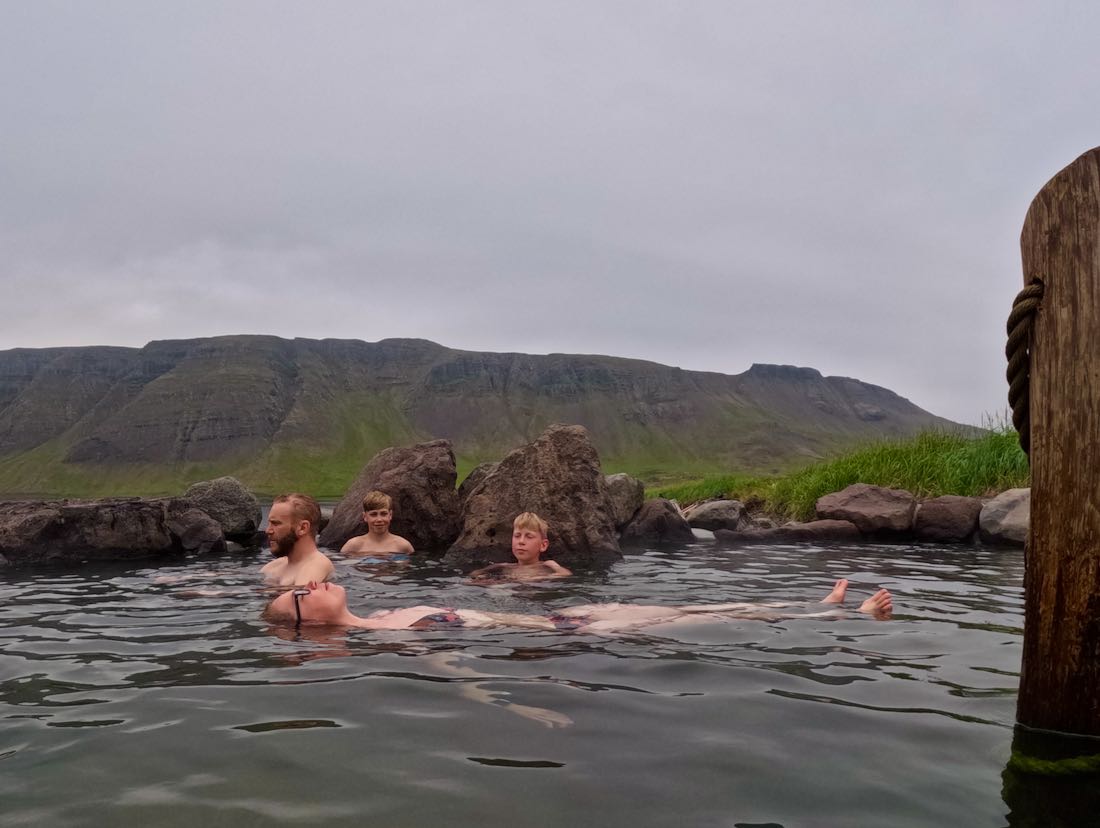 Fravely entspannt im Hotspring Hvammsvik