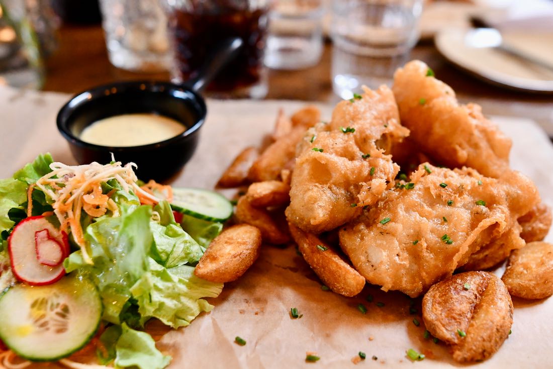 Leckere Fish and Ships im Hafen von Reykjavik