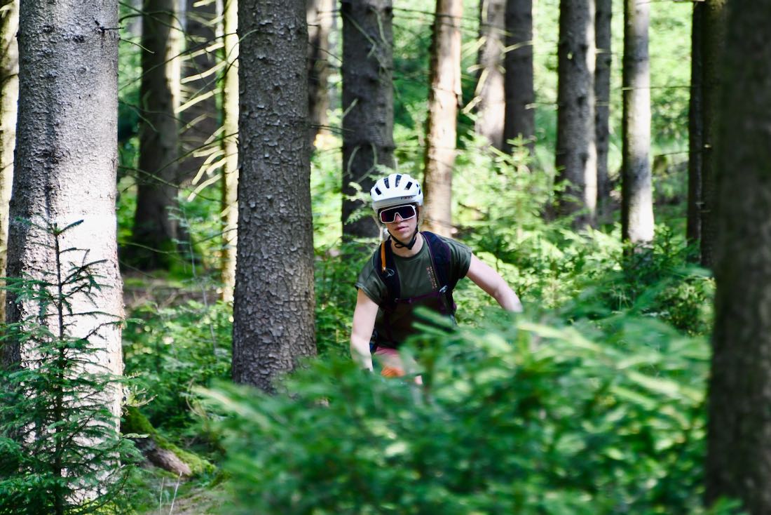 Melanie fährt durch den Wald am Rabenberg