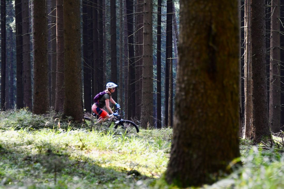 Melanie im Trail-Wald