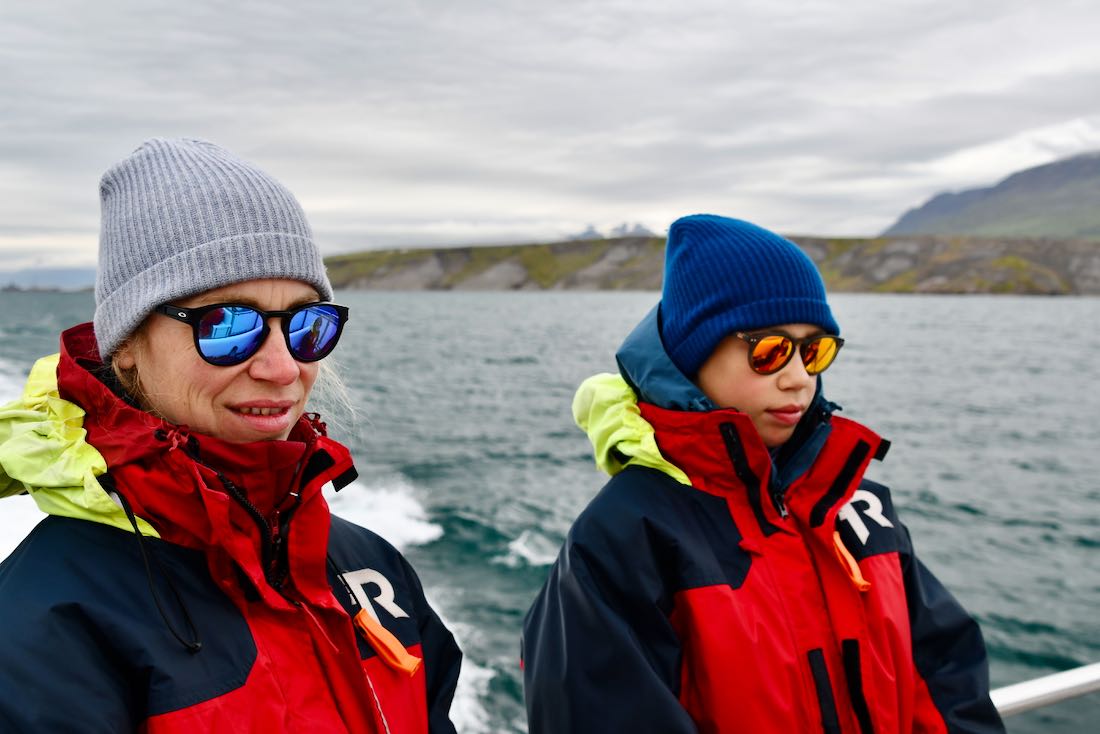 Melanie und Flo in See-Anzügen beim Whale Watching
