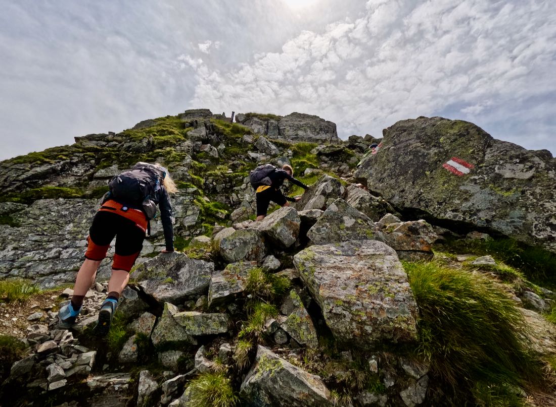 Melanie und Flo klettern zur Seekarspitze hinauf