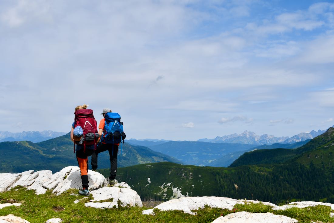 Melanie und Thomas blicken in die Bergen mit Osprey