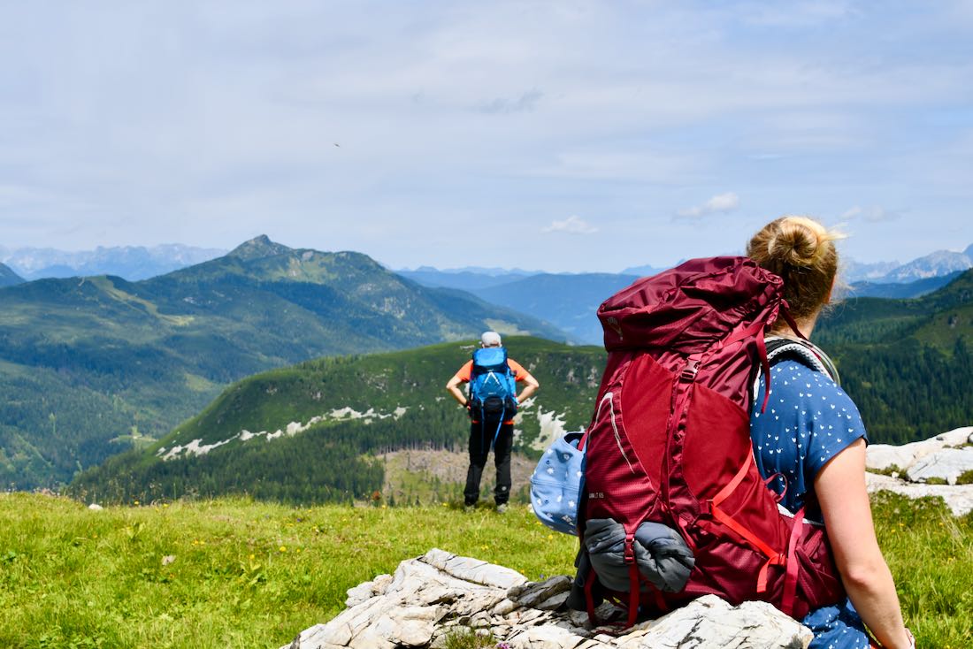 Melanie und Thomas mit den Osprey Rucksäcken in den Bergen