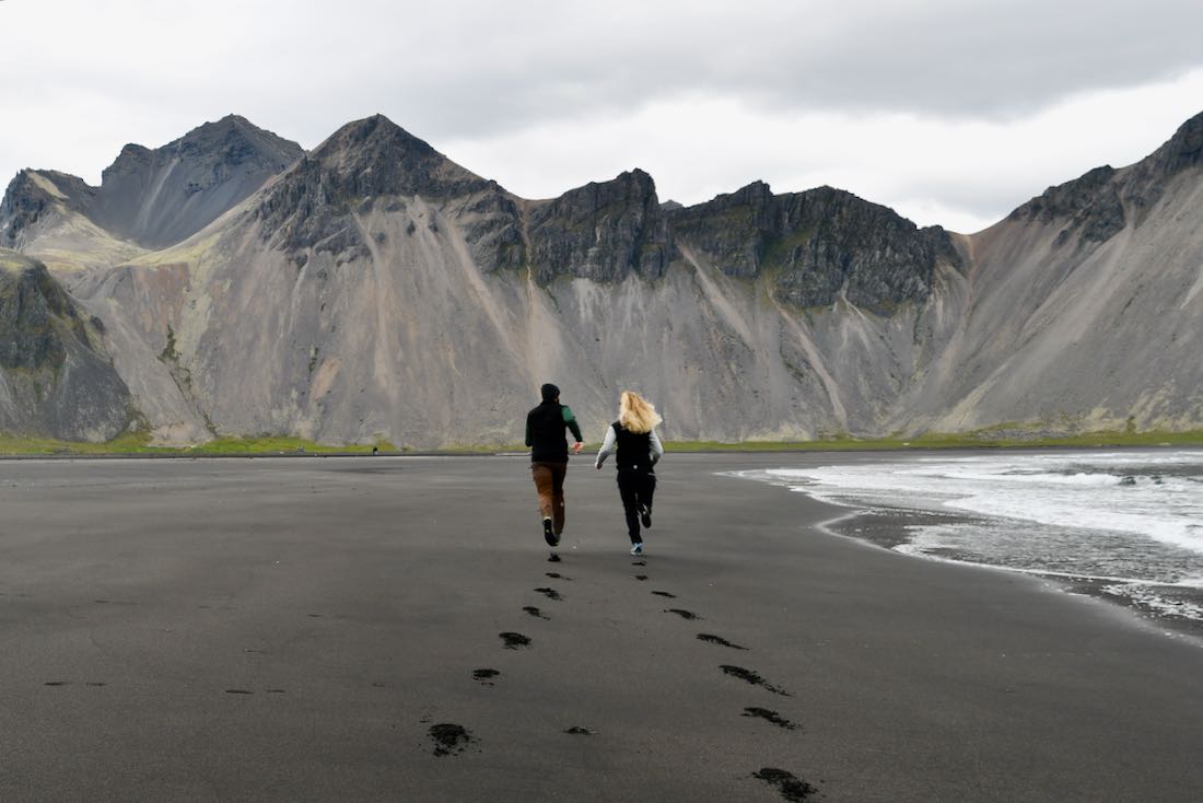 Thomas und Melanie laufen am Vestrahorn
