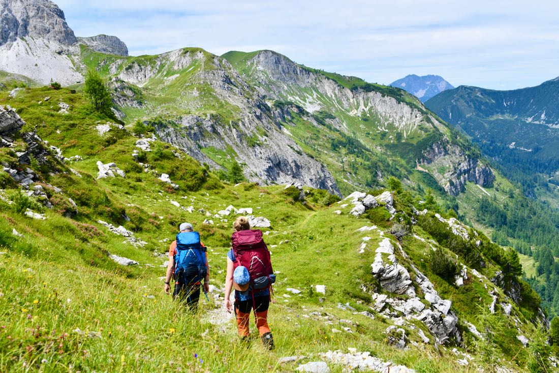 Thomas und Melanie mit den Ostpray Trekking Rucksäcken Aura und Atmos