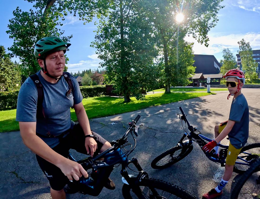 Tobi erklärt wie man Fahrrad fährt