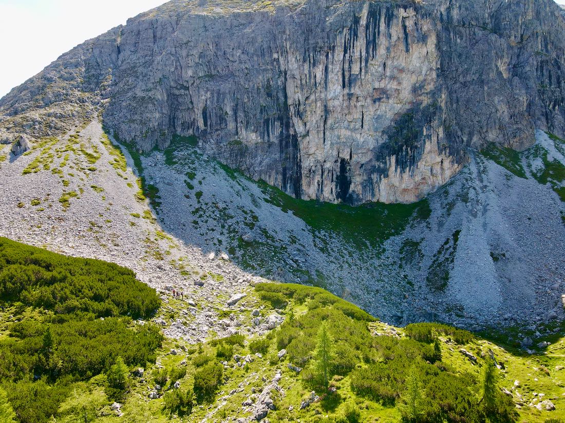 Wir wandern an einer Steilwand vorbei