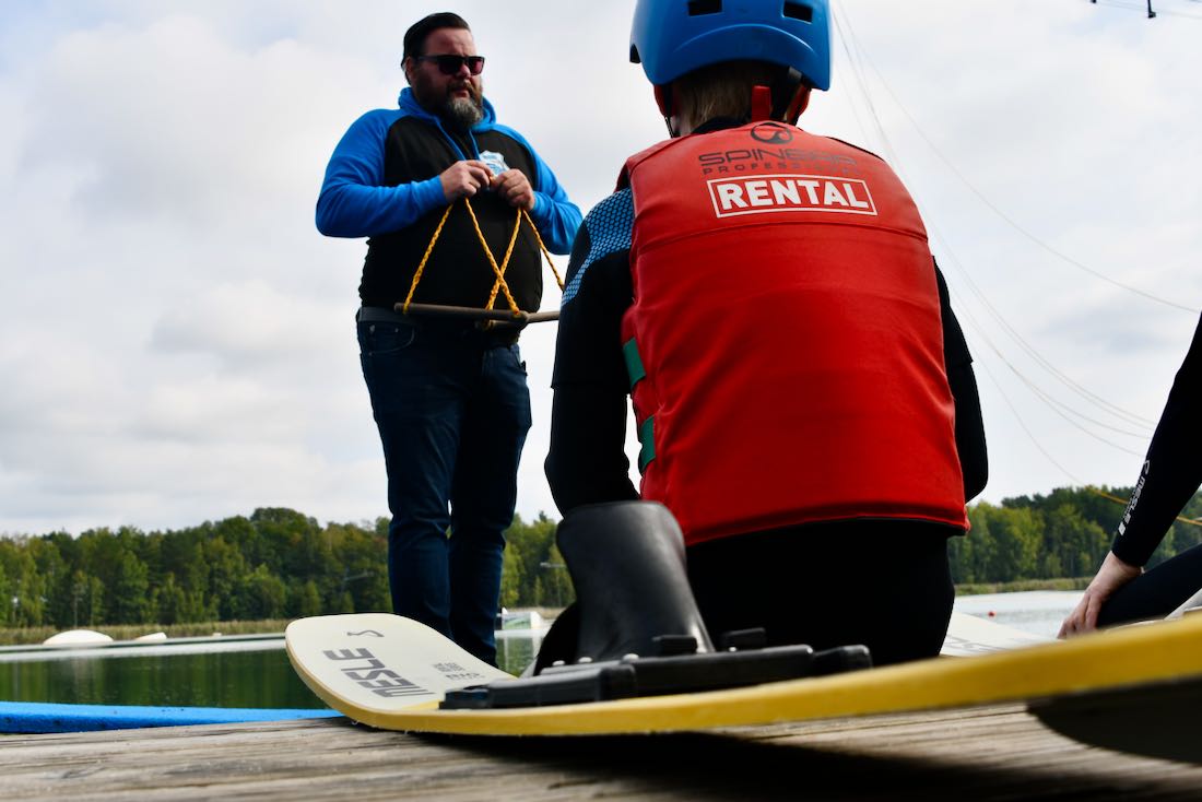 Andre erklärt wie man Wasserski fährt