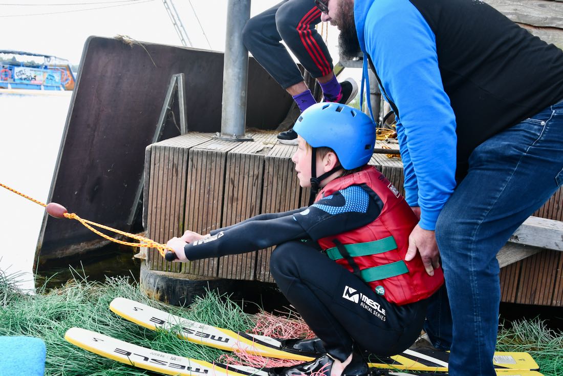 Ben am Start mit Wasserski