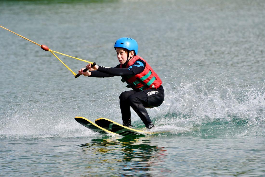 Ben auf Wasserski im Wake and Beach