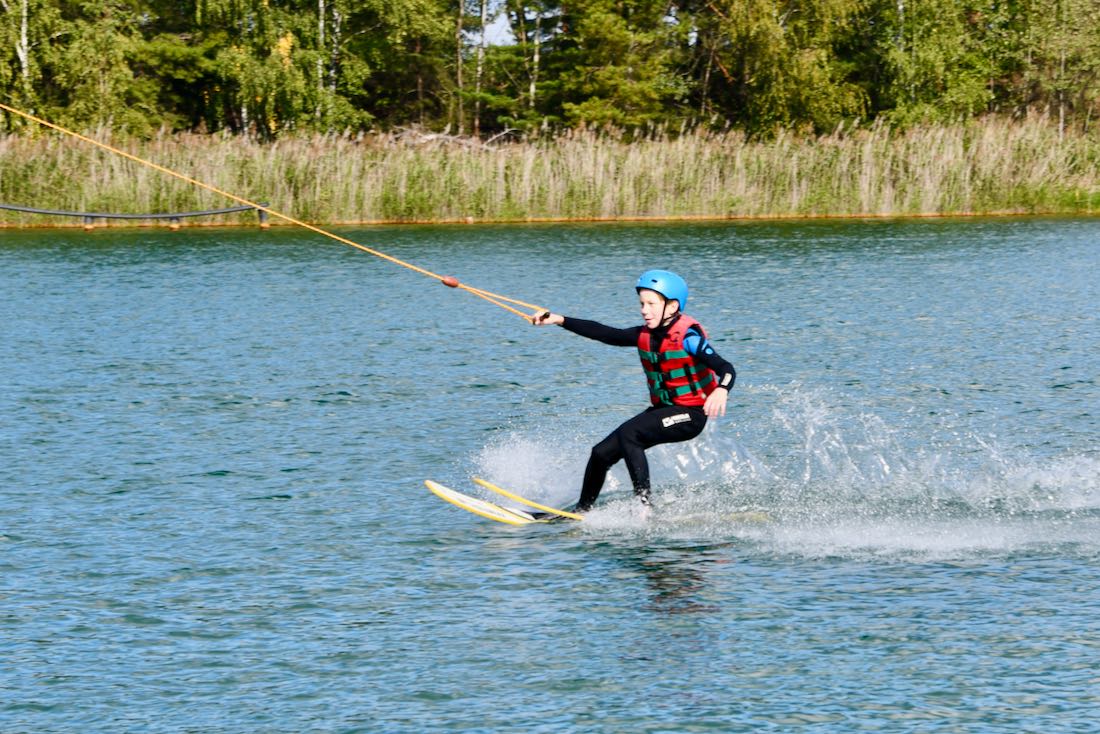 Ben auf Wasserski in der Oberlausitz