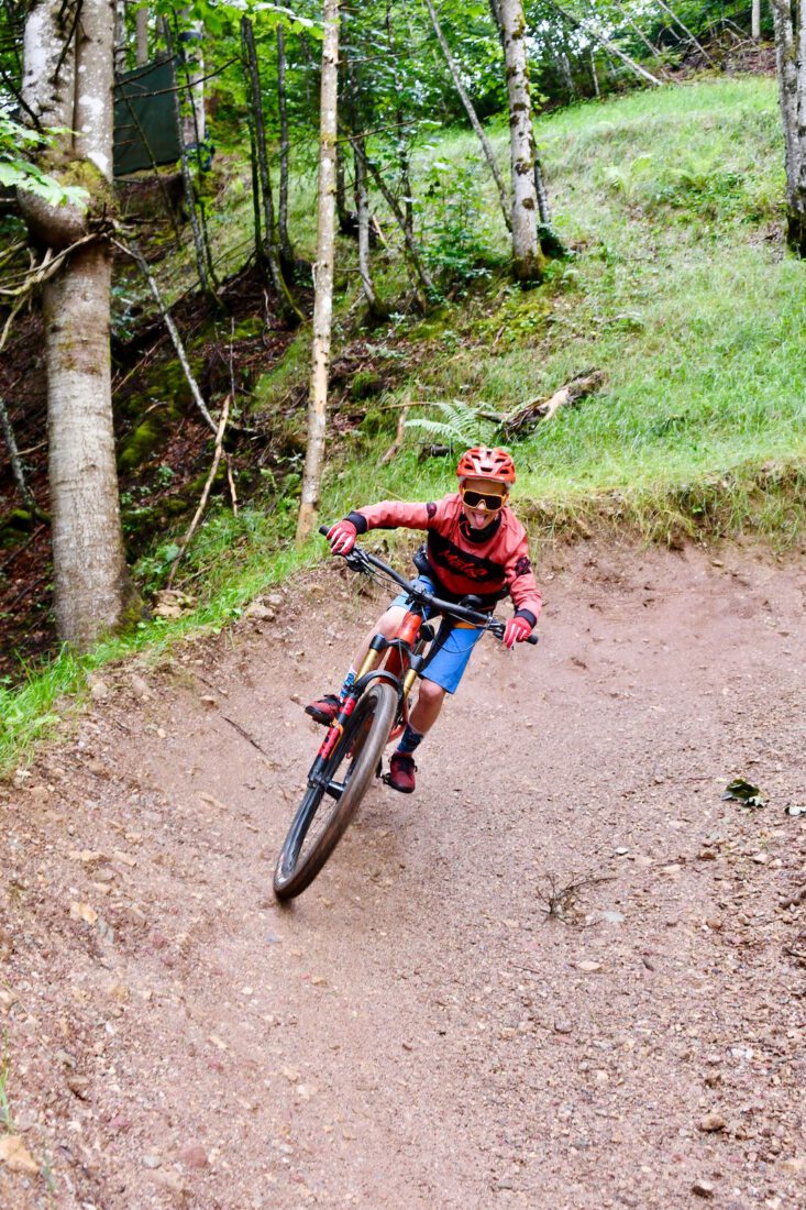 Ben hat Spaß auf dem Schweinestbergtrail in Fieberbrunn