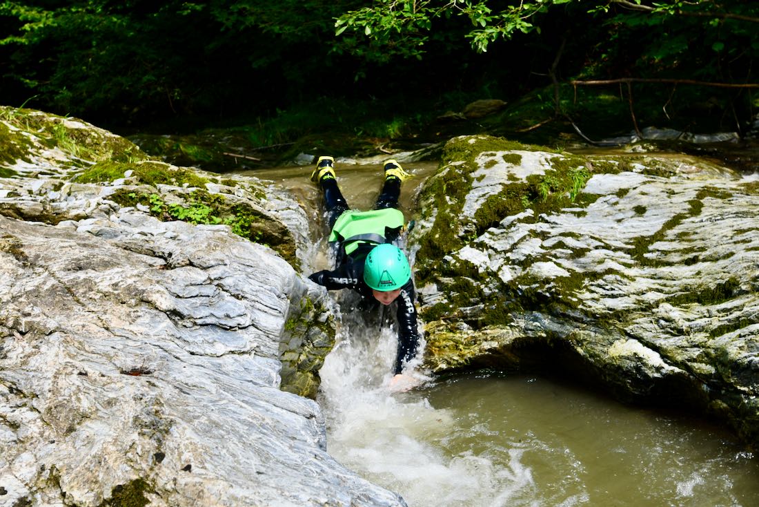 Ben hat Spaß beim Canyoning