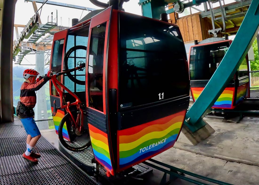 Ben holt sein Bike aus der Seilbahn in Fieberbrunn