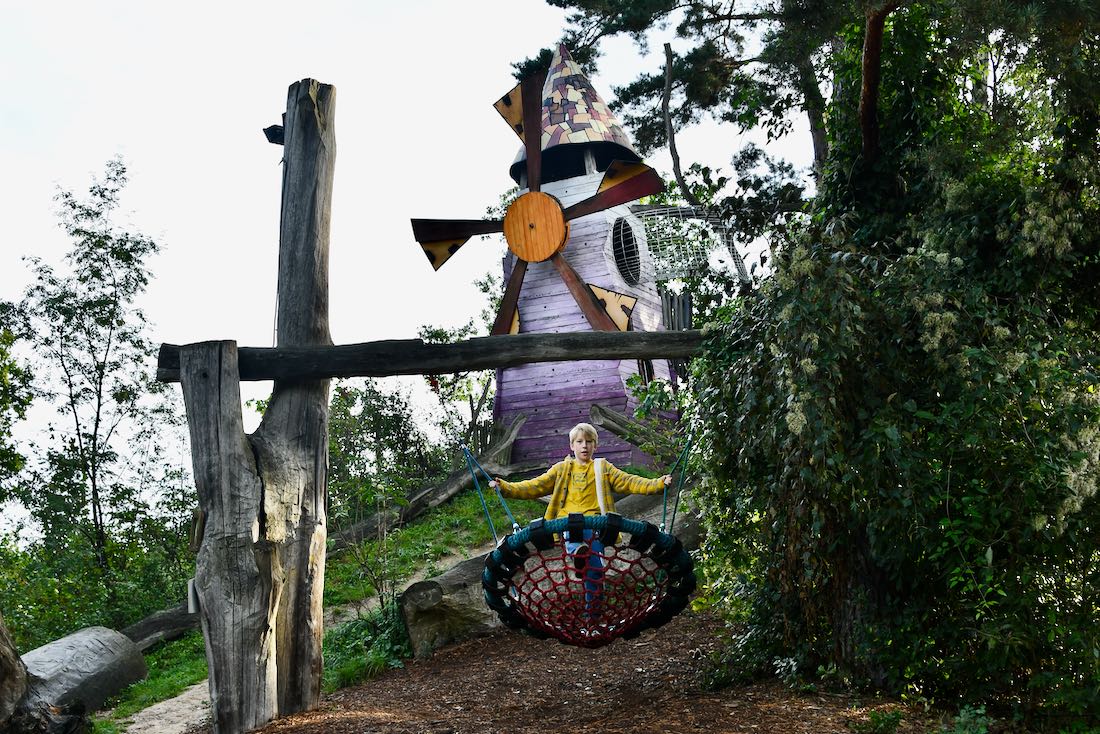 Ben schaukelt auf der Kulturinsel Einsiedel