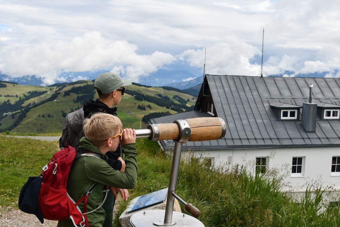 Ben schaut von der Hohen Salve in die Ferne