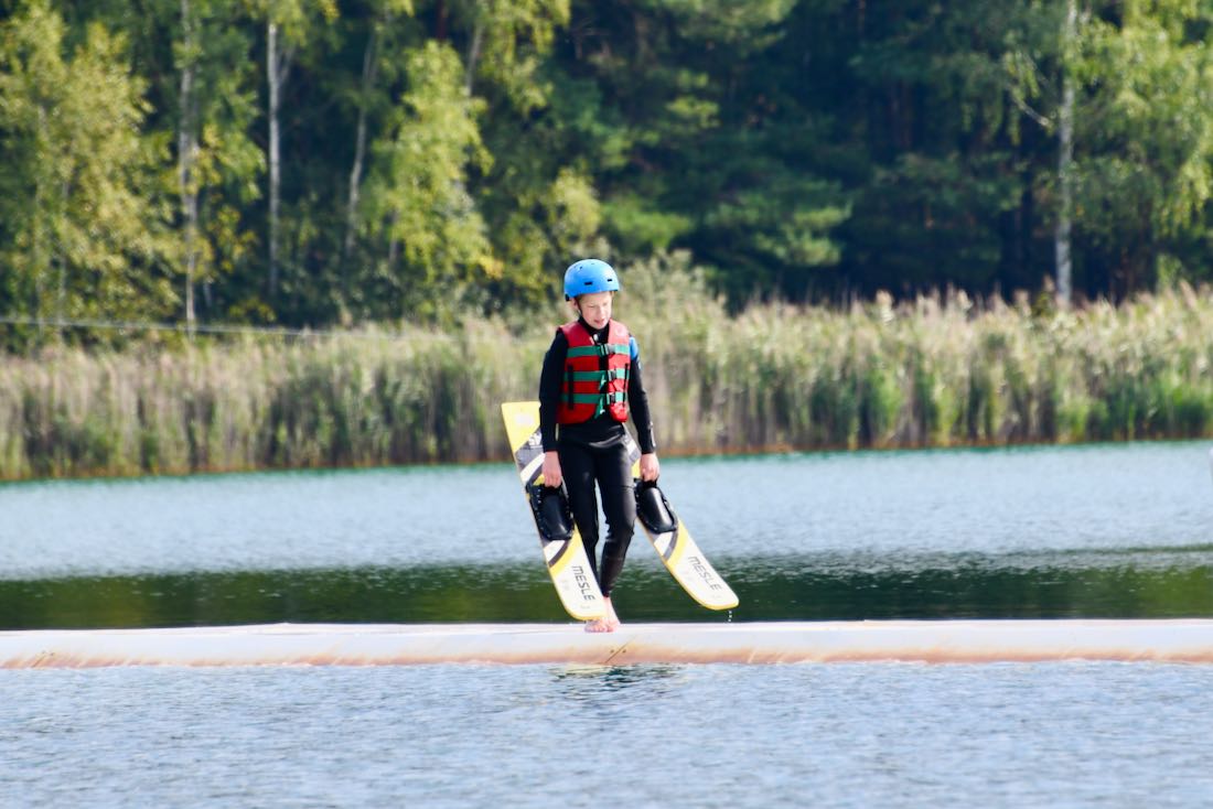 Ben trägt seine Wasserski am Halbendorfer See