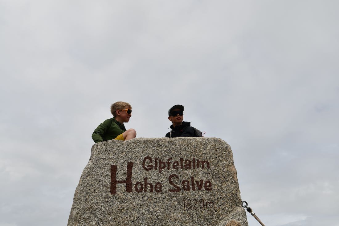Ben und Flo auf dem Gipfelstein der Hohen Salve