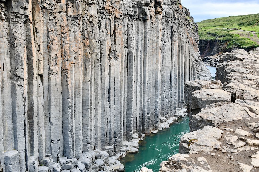 Blick von oben in den Studlagil Canyon