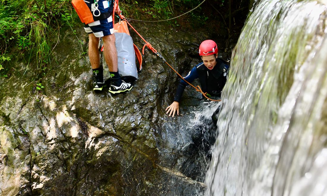 Die ertse Hürde am kleinen Wasserfall