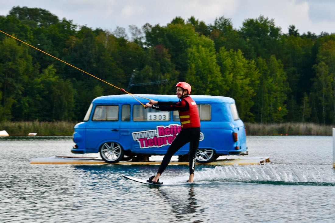 Flo auf dem Wakeboard bei Wake and Beach im Neisseland in der Oberlausitz