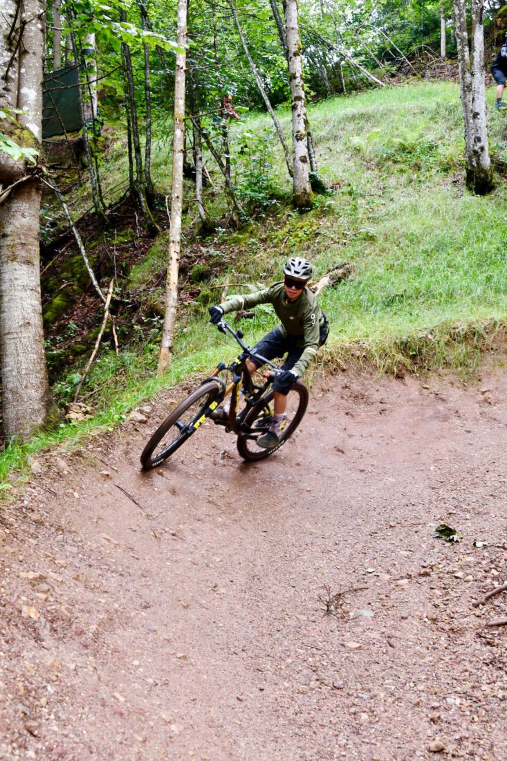 Flo nimmt die Kurve auf dem Schweinestbergtrail in Fieberbrunn