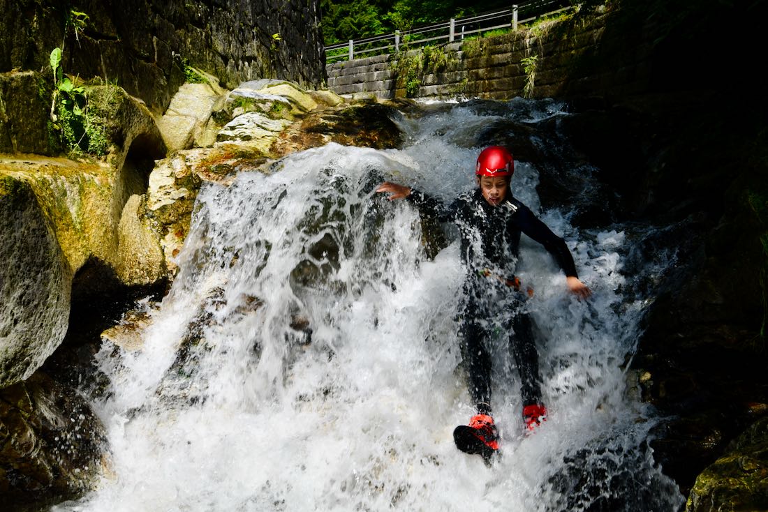 Flo rutscht über die Felsen