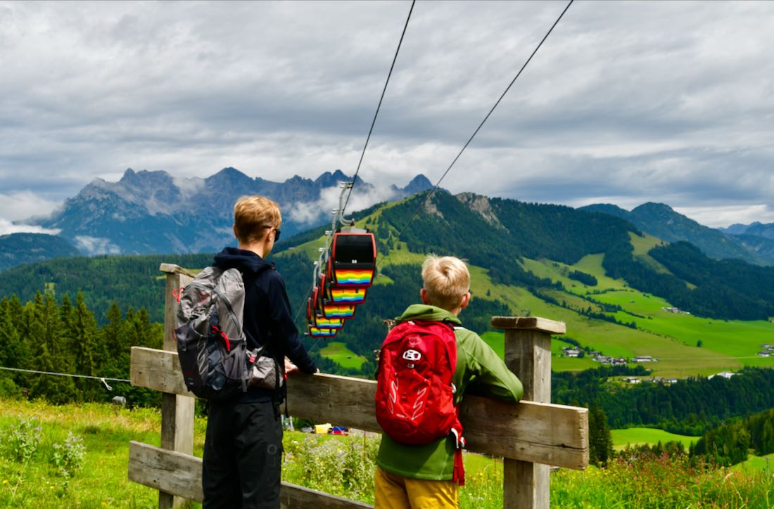 Flo und Ben an der alten 5er Seilbahn in Fieberbrunn