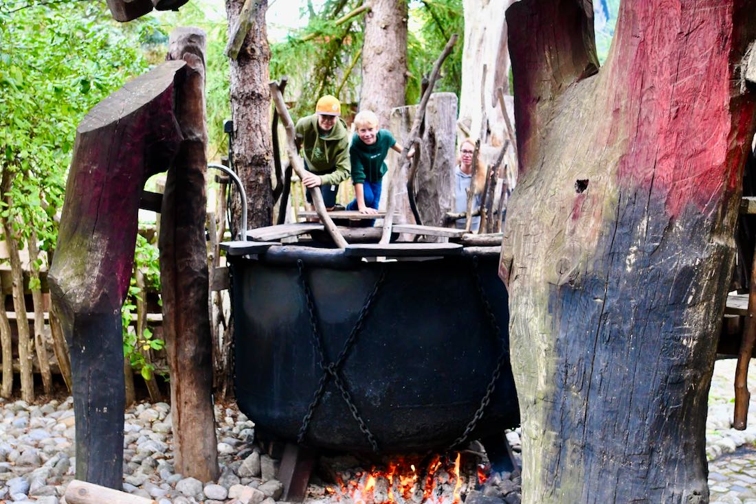 Flo und Ben schauen in das Kanibalenbad