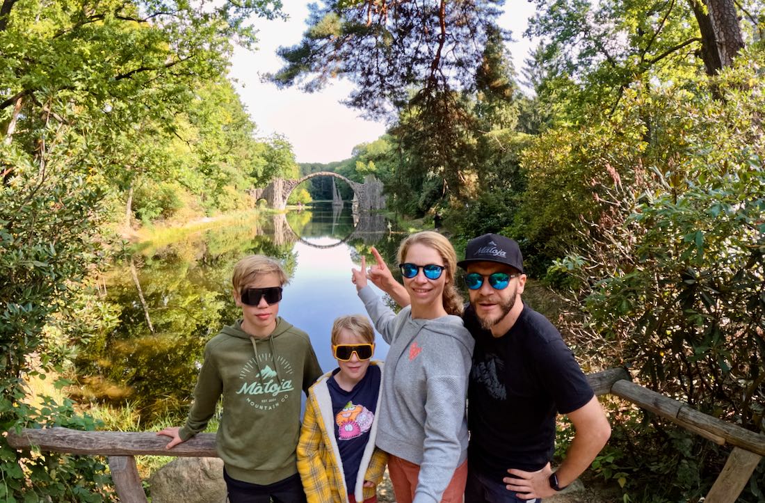 Fravely an der Rakotzbruecke in Kromlau