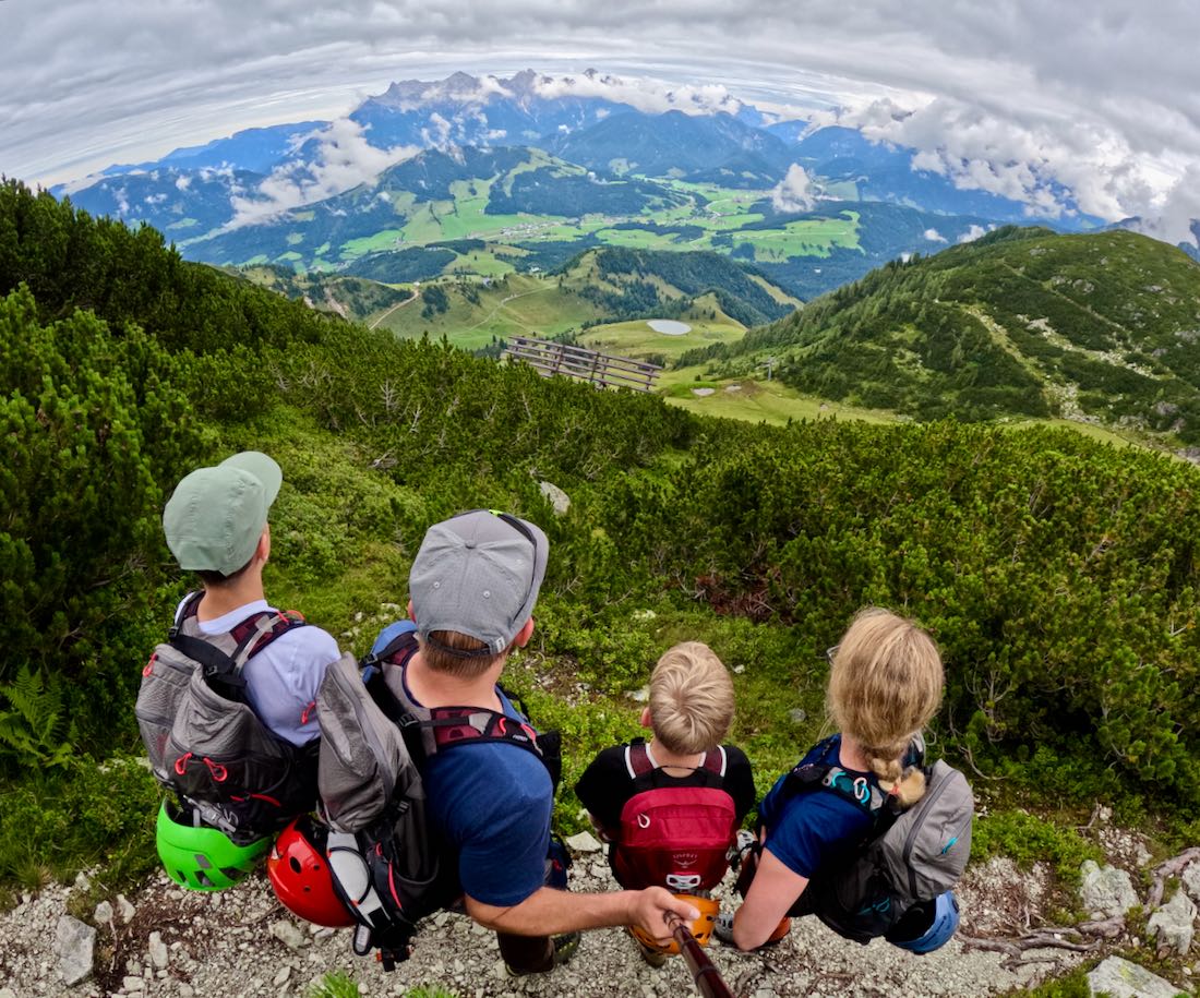 Fravely blicken ins Tal nach Fieberbrunn hinab