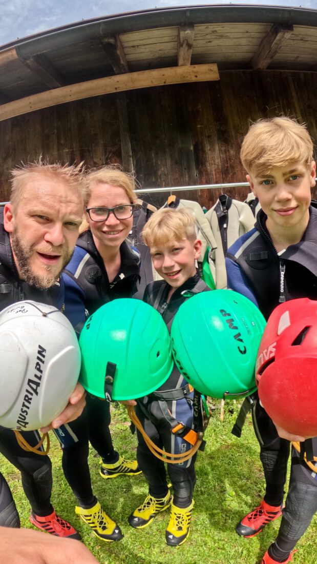 Fravely probieren die Helme fuers Canyoning auf