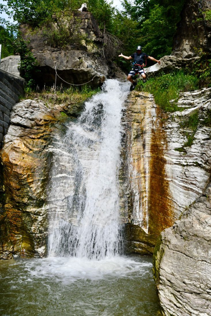 Markus DER GUIDE springt den 14 Meter Wasserfall hinunter
