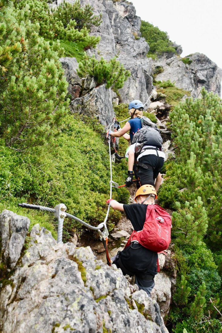 Melanie, Flo und Ben auf dem Klettersteig Hennegrat