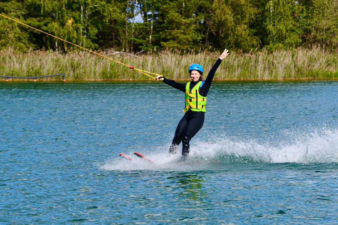 Melanie auf Wasserski im Wake and Beach