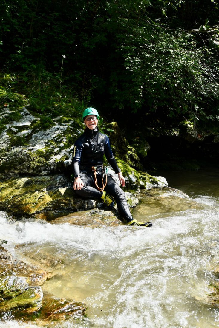 Melanie hat Spaß beim Canyoning