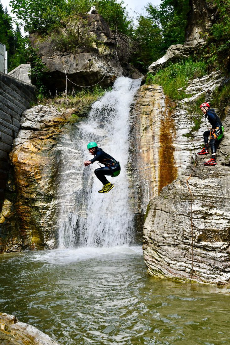 Melanie springt ins Wasser