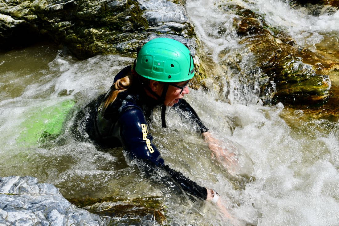 Melanie tauch aus dem kleinen Pool auf